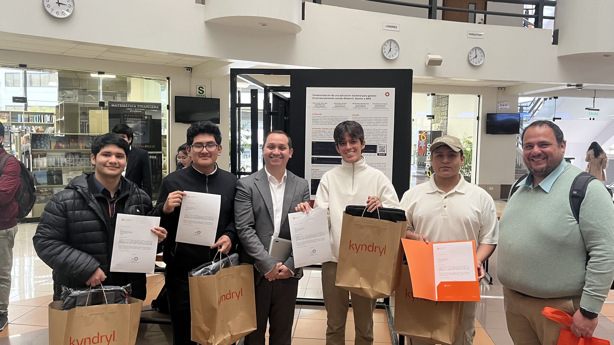 Equipo del proyecto de finanzas personales en la exposición de Ingeniería de Sistemas de la Universidad de Lima
